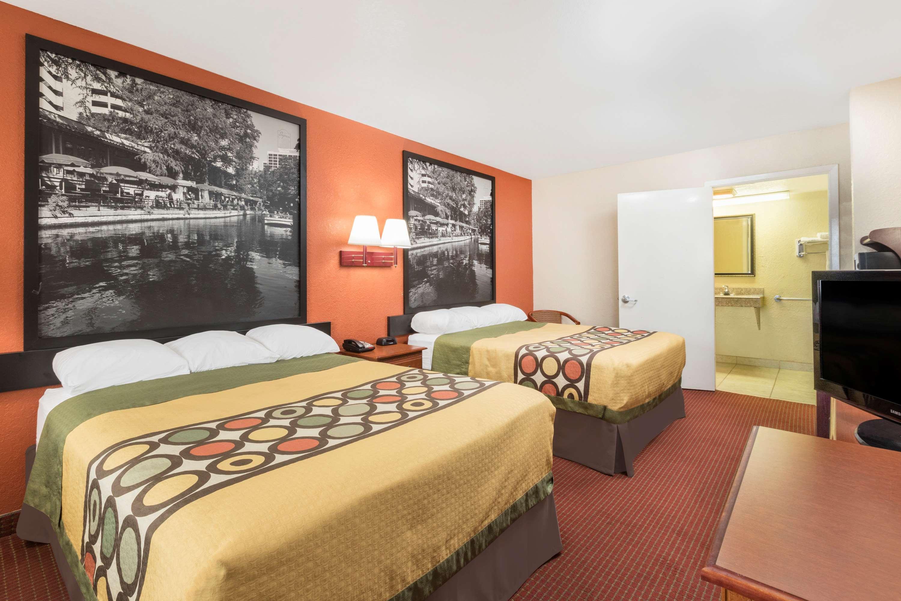 Super 8 By Wyndham San Antonio At I-10 Motel Екстериор снимка