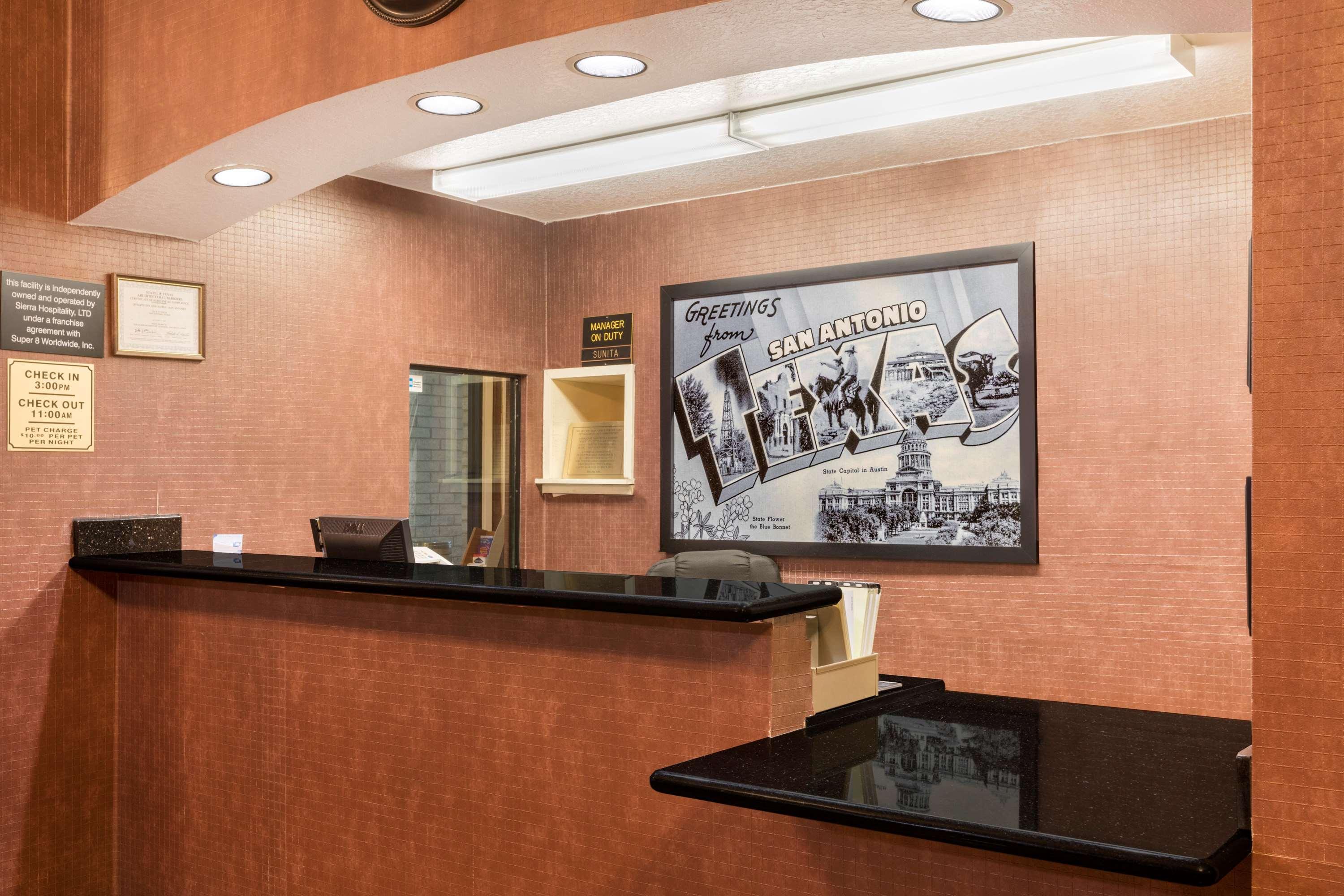 Super 8 By Wyndham San Antonio At I-10 Motel Екстериор снимка