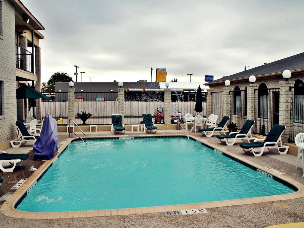 Super 8 By Wyndham San Antonio At I-10 Motel Екстериор снимка