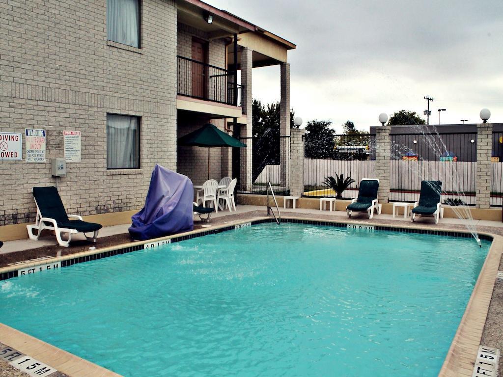 Super 8 By Wyndham San Antonio At I-10 Motel Екстериор снимка